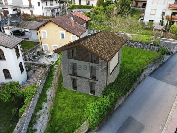 casa indipendente in vendita a Colico in zona Villatico