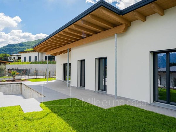 casa indipendente in vendita a Colico