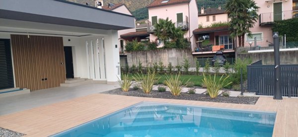 casa indipendente in vendita a Colico in zona Villatico