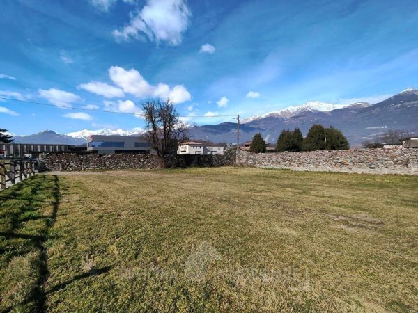 terreno edificabile in vendita a Colico