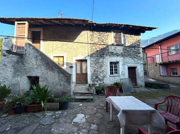casa indipendente in vendita a Colico in zona Villatico