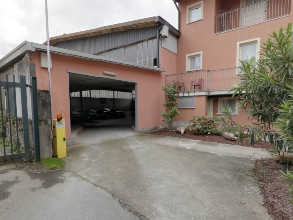 capannone in vendita a Colico in zona Curcio
