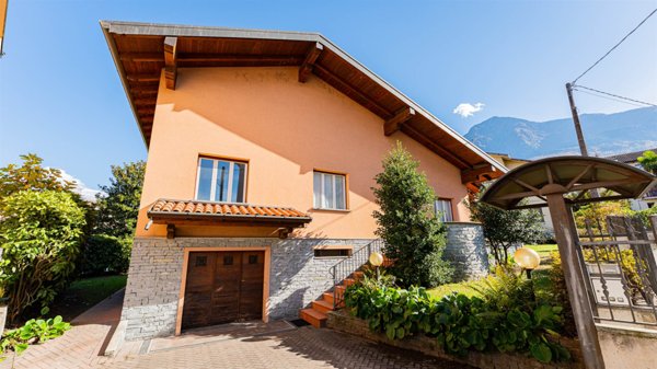 casa indipendente in vendita a Colico in zona Villatico