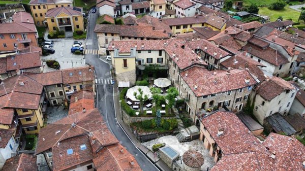 negozio in vendita a Colle Brianza in zona Nava
