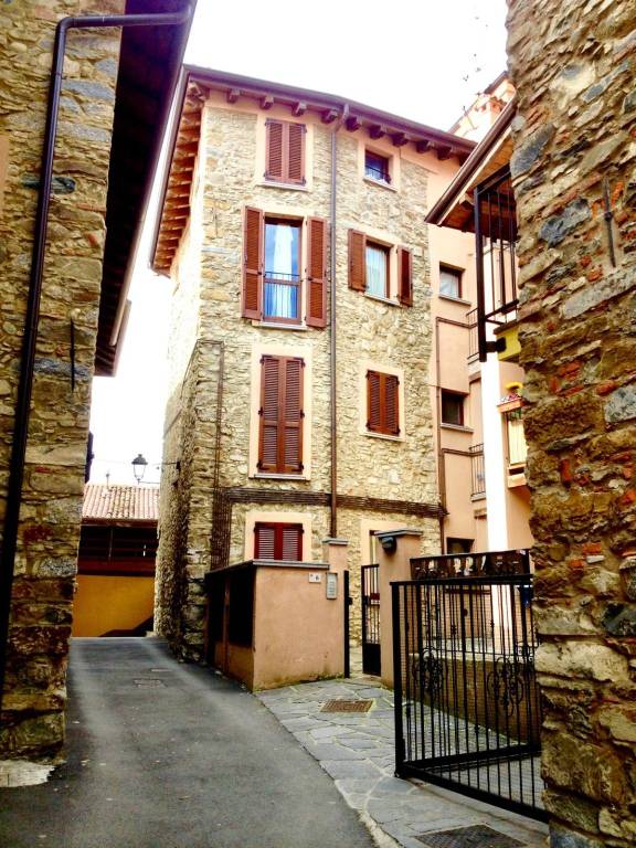 locale commerciale in vendita a Colle Brianza in zona Ravellino