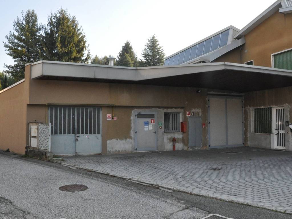 locale commerciale in vendita a Costa Masnaga