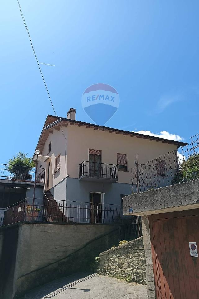 casa indipendente in vendita a Dervio