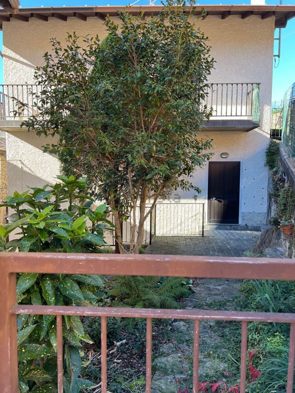 casa indipendente in vendita a Dervio