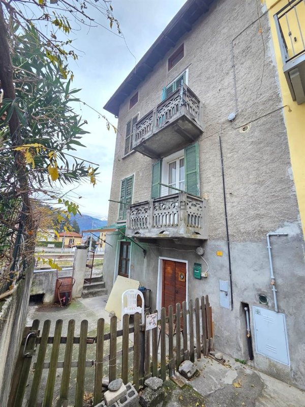 casa semindipendente in vendita a Dervio