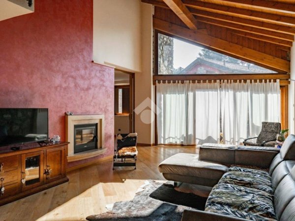 casa indipendente in vendita a Dolzago