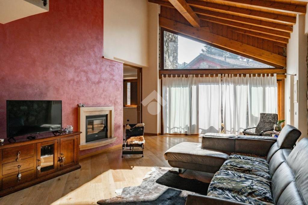 casa indipendente in vendita a Dolzago
