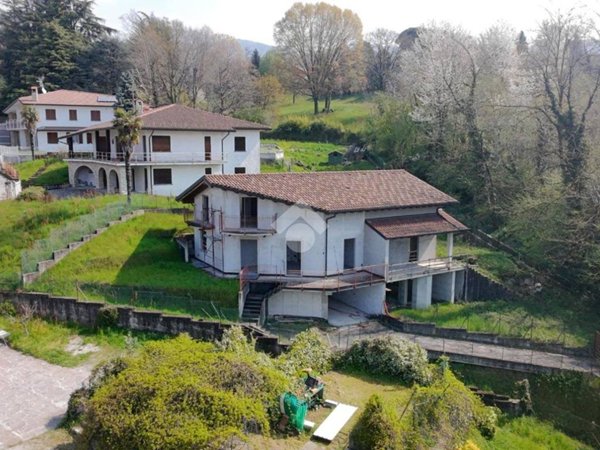 casa indipendente in vendita a Dolzago