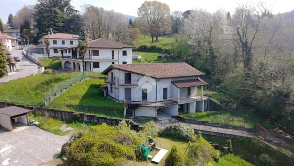 casa indipendente in vendita a Dolzago
