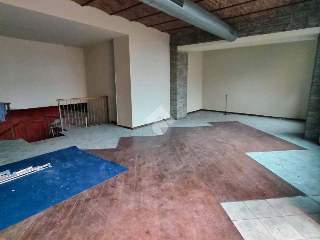 negozio in vendita a Dolzago