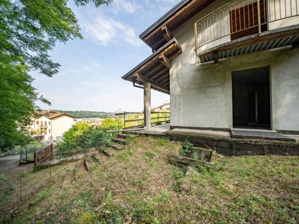 casa indipendente in vendita a Dolzago