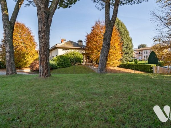 casa indipendente in vendita a Dolzago