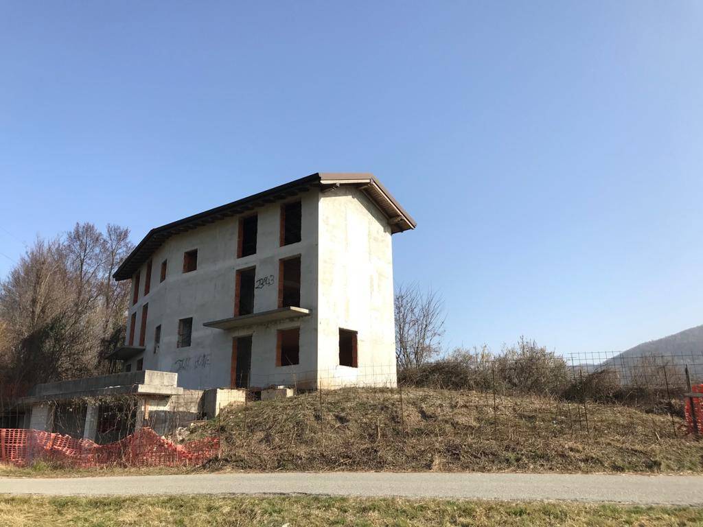 casa indipendente in vendita a Dolzago