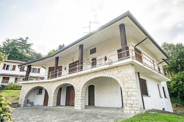 casa indipendente in vendita a Dolzago
