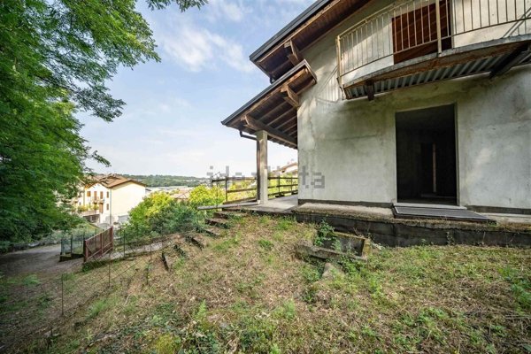 casa indipendente in vendita a Dolzago