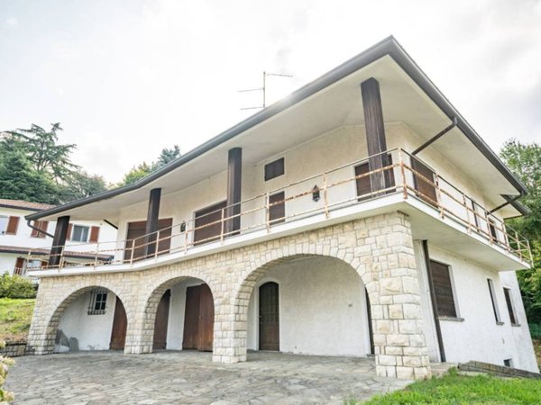 casa indipendente in vendita a Dolzago