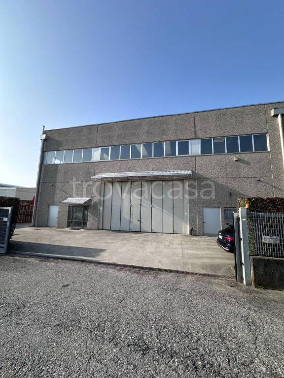 locale commerciale in vendita a Dolzago