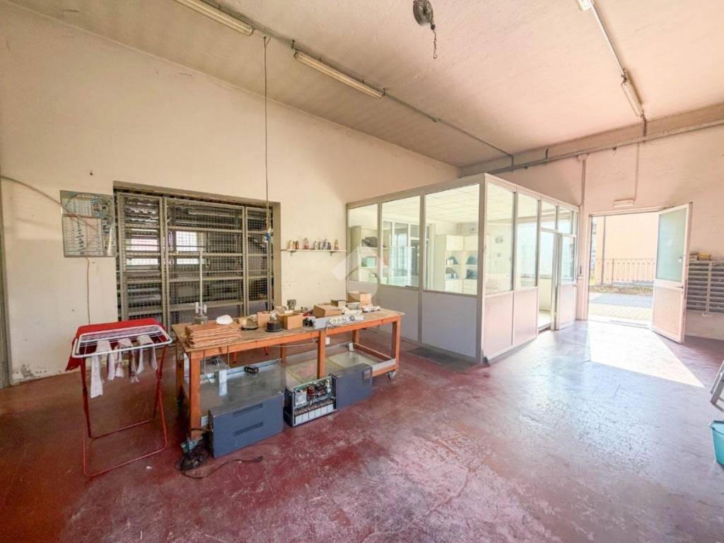 locale commerciale in vendita a Dolzago