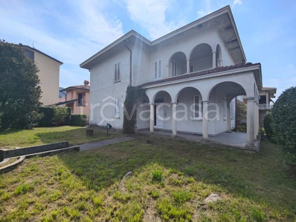 casa indipendente in vendita a Dolzago