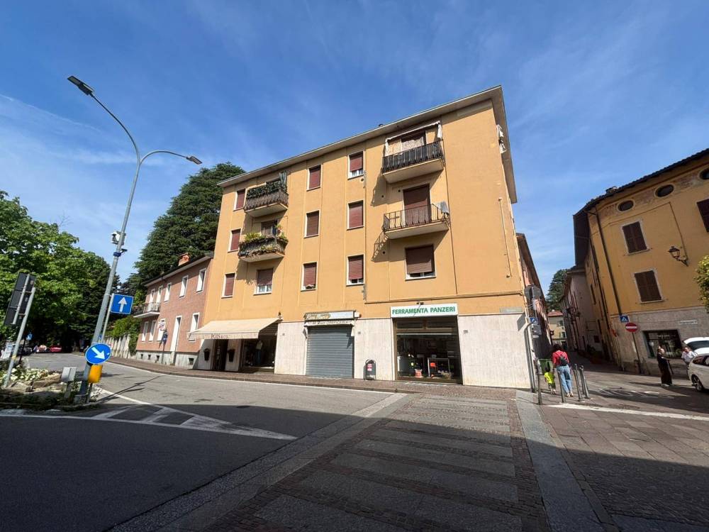 locale commerciale in vendita ad Ello