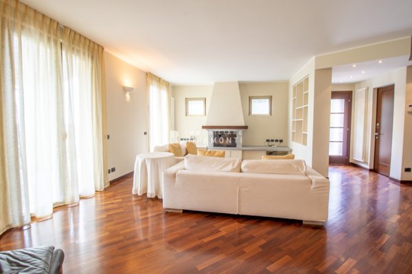 casa indipendente in vendita ad Ello in zona Boggia