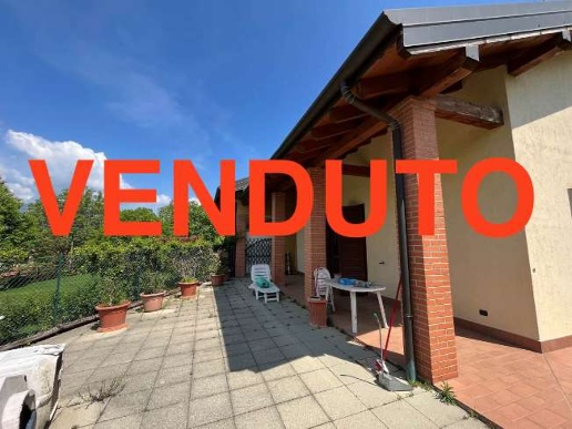 casa indipendente in vendita ad Ello in zona Boggia