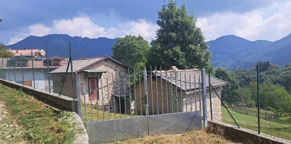 appartamento in vendita ad Esino Lario in zona Ortanella