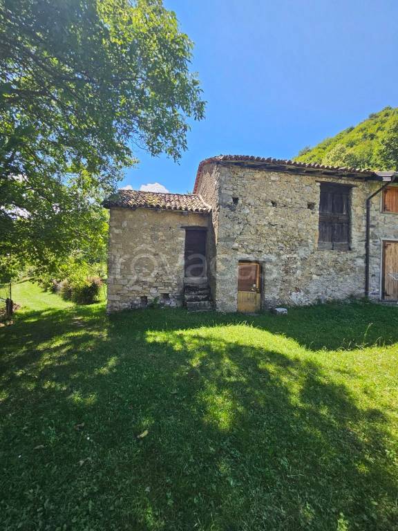 casa indipendente in vendita ad Esino Lario in zona Ortanella