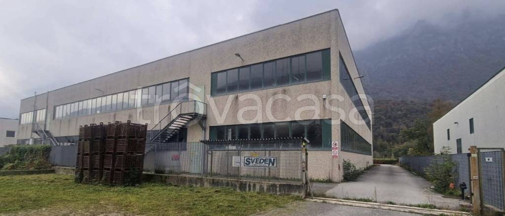 locale commerciale in vendita ad Esino Lario