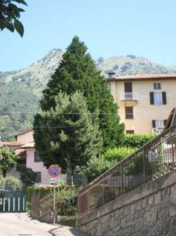 casa indipendente in vendita ad Esino Lario in zona Cainallo