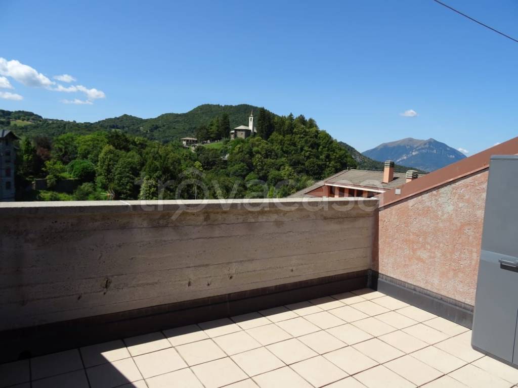 appartamento in vendita ad Esino Lario