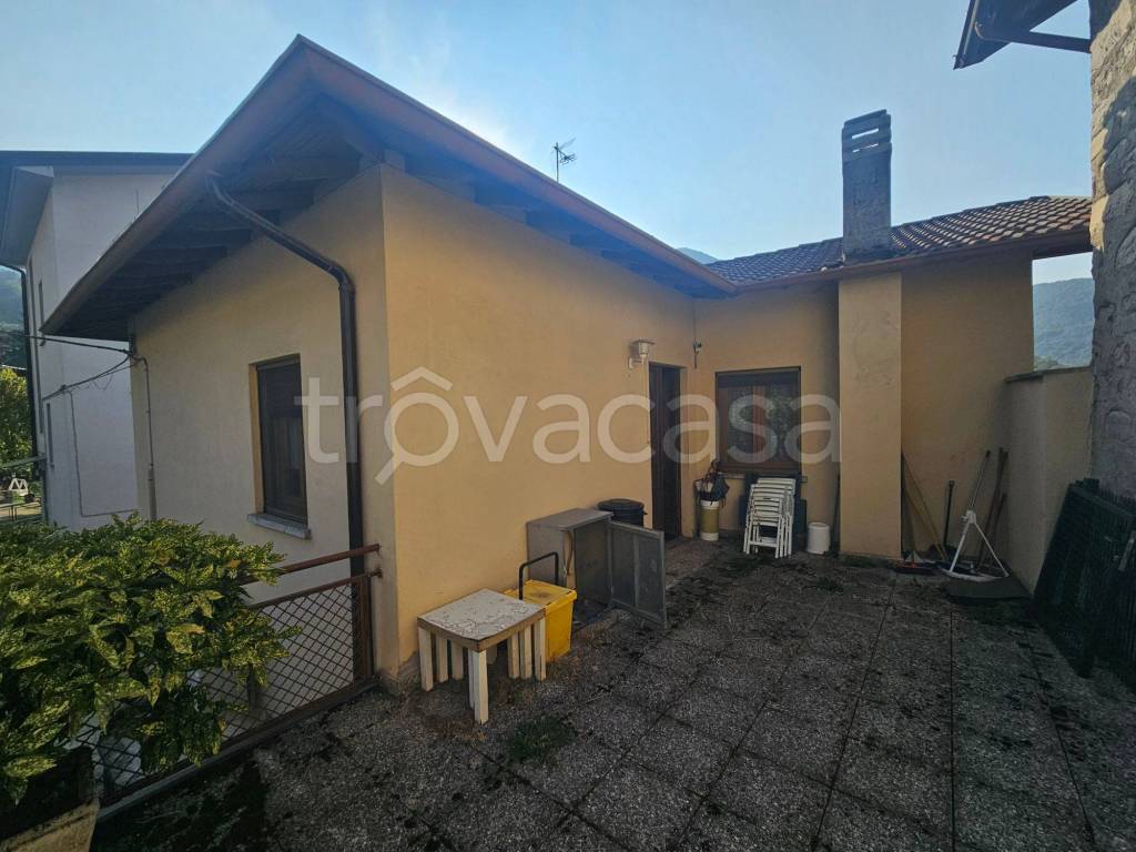 appartamento in vendita ad Esino Lario in zona Cainallo