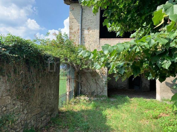 terreno edificabile in vendita a Galbiate in zona Rossa