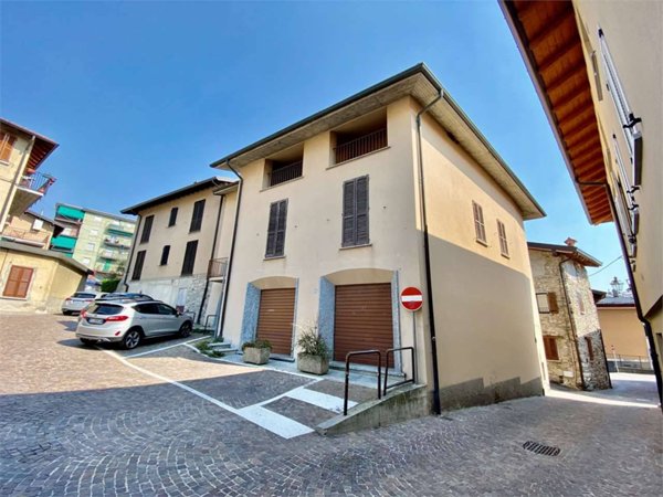 intera palazzina in vendita a Galbiate in zona Sala al Barro