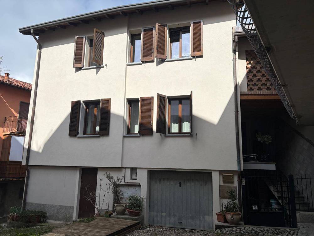 casa indipendente in vendita a Galbiate in zona Sala al Barro
