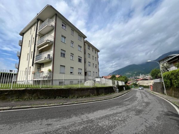 appartamento in vendita a Galbiate in zona Sala al Barro