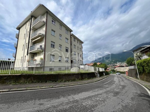 appartamento in vendita a Galbiate in zona Sala al Barro