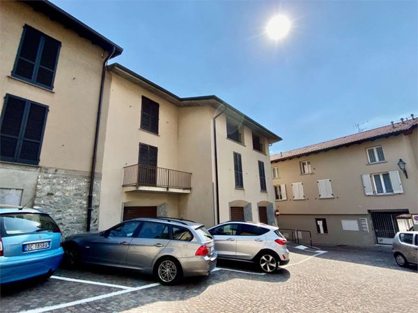 intera palazzina in vendita a Galbiate in zona Sala al Barro