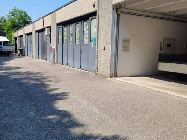 locale commerciale in vendita a Galbiate in zona Sala al Barro