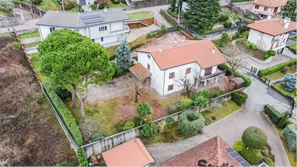 casa indipendente in vendita a Galbiate in zona Sala al Barro