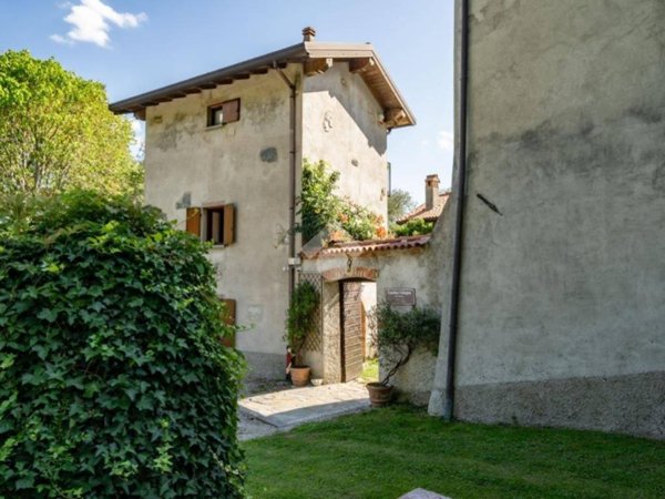 casa indipendente in vendita a Galbiate in zona Sala al Barro