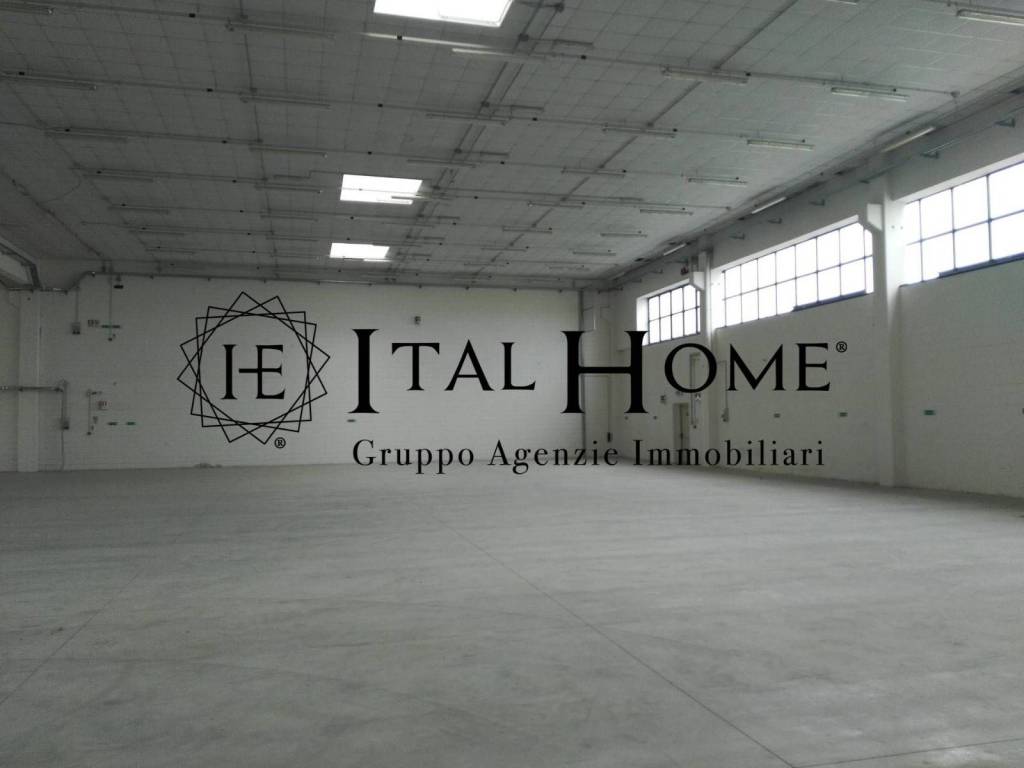 locale commerciale in vendita a Galbiate in zona Sala al Barro