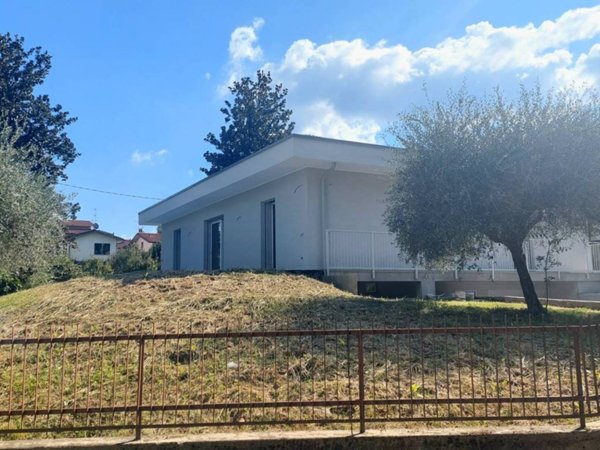 casa indipendente in vendita a Garlate in zona Ponte