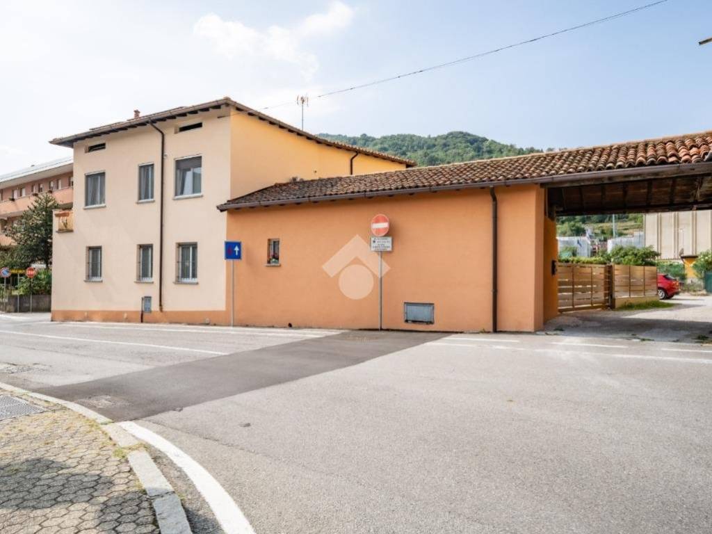 casa indipendente in vendita a Garlate in zona Ponte
