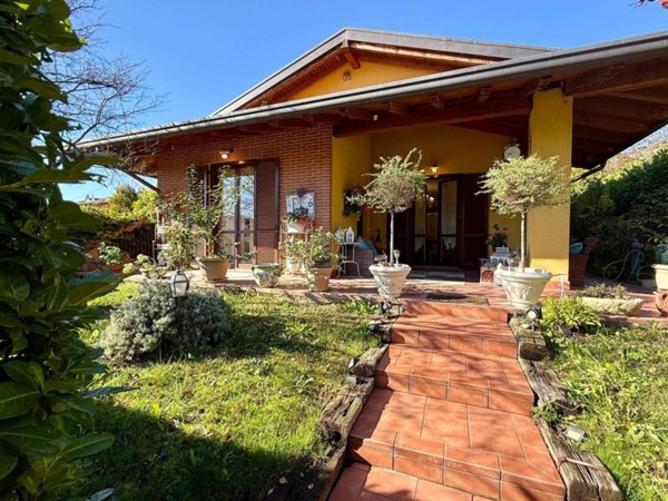 casa indipendente in vendita ad Imbersago