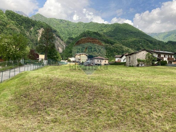 terreno edificabile in vendita ad Introbio
